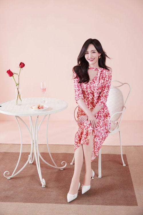 唐嫣丝袜照片,优雅魅力，尽显女神风范