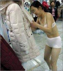 女人脱光衣服图片